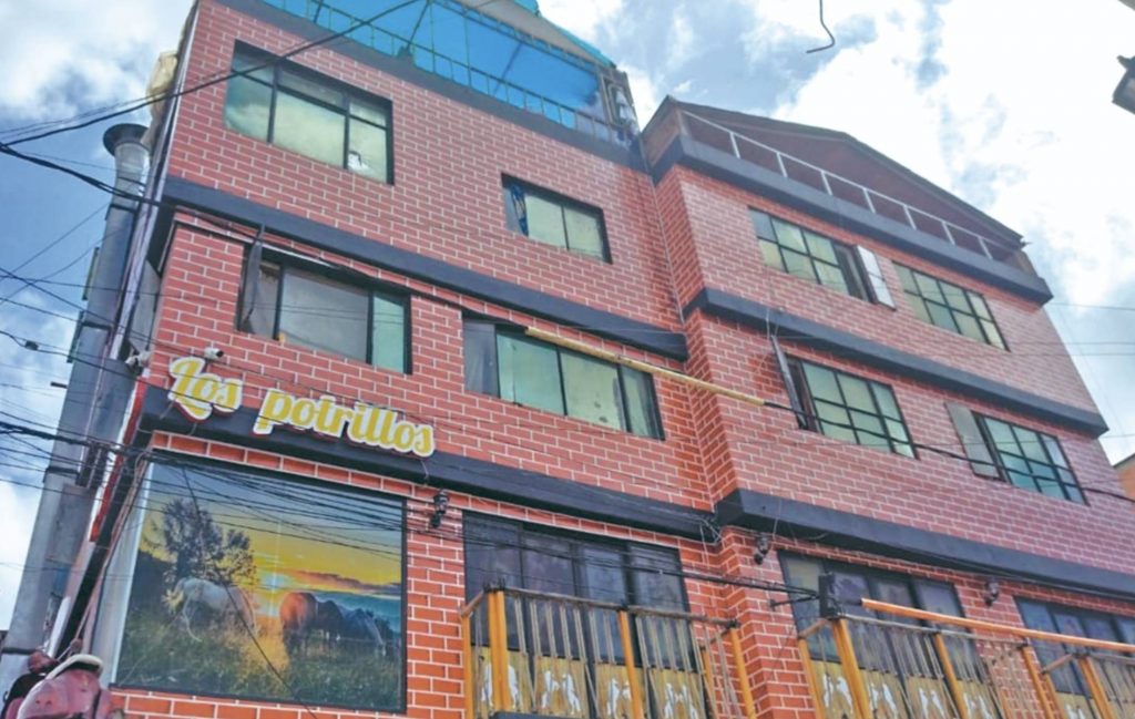 Sicarios en moto le dispararon sin clemencia a ‘jalador’ de bar 3 Sicarios en moto le dispararon sin clemencia a ‘jalador’ de bar Usando sus gafas oscuras, un muchacho que laboraba en un bar de Patio Bonito fue alcanzado por los imbatibles proyectiles de unos expertos pistoleros, quienes llegaron a su lugar de trabajo con el fin de asesinarlo. Fue poco lo que pudo hacer el joven al percatarse del atentado que se le venía encima, pues el ataque fue tan rápido y certero que terminó desangrándose en la entrada del local.
