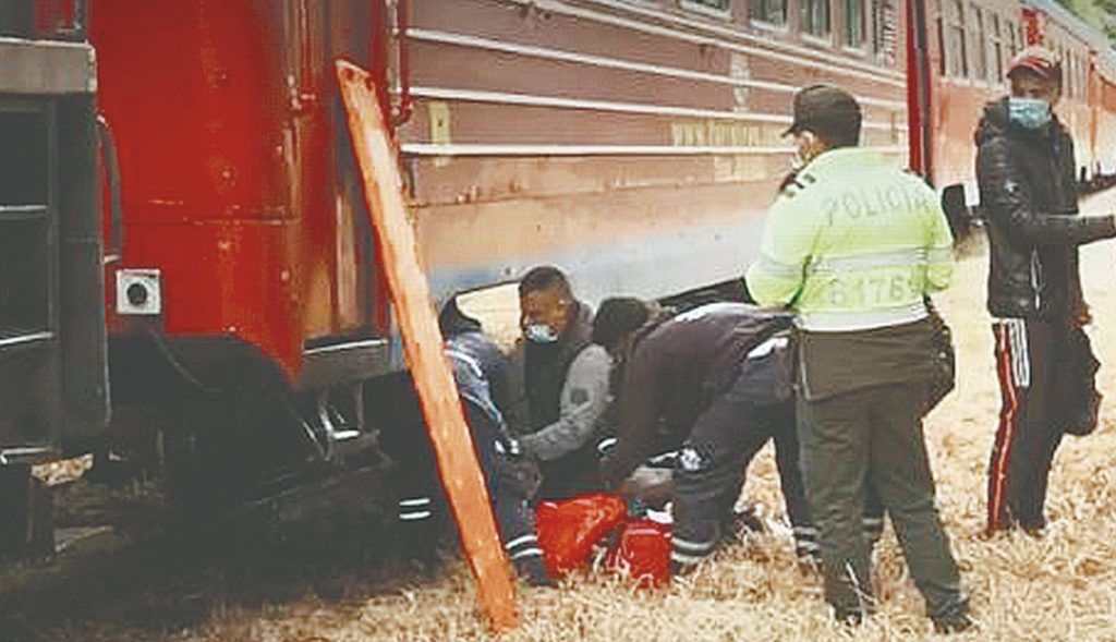 Mujer en Teusaquillo no alcanzó a escuchar el tren de la Sabana 2 Mujer en Teusaquillo no alcanzó a escuchar el tren de la Sabana Una señora de 64 años de edad se salvó de milagro de una horrorosa muerte en el barrio Quinta Paredes (Teusaquillo), en la mañana de este martes. La mujer fue golpeada por el tren de la Sabana, que a diario va desde la estación de la Sabana hacia Zipaquirá (Cundinamarca).