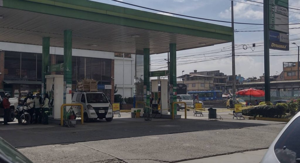 En bomba de gasolina de Patio Bonito sicario acabó con bicitaxista Lo último que hizo Rafael José Navas Cardozo antes de ser asesinado en una bomba de tanqueo fue pedir 2.000 pesos de gasolina para tanquear su bicitaxi. Así lo hacía cada noche para llenar su vehículo con el combustible y así seguir transportando gente de un lado a otro.