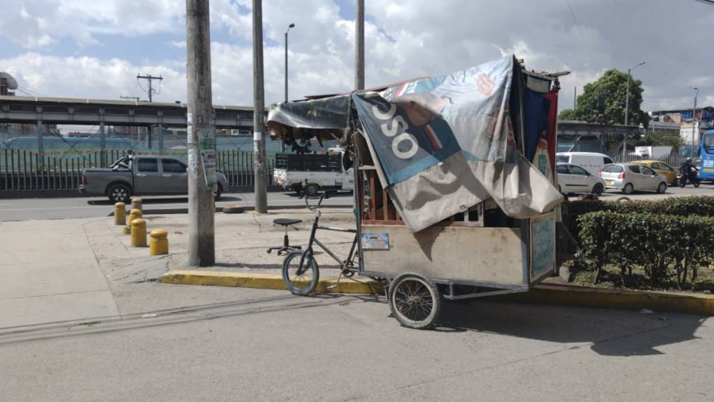 En bomba de gasolina de Patio Bonito sicario acabó con bicitaxista Lo último que hizo Rafael José Navas Cardozo antes de ser asesinado en una bomba de tanqueo fue pedir 2.000 pesos de gasolina para tanquear su bicitaxi. Así lo hacía cada noche para llenar su vehículo con el combustible y así seguir transportando gente de un lado a otro.