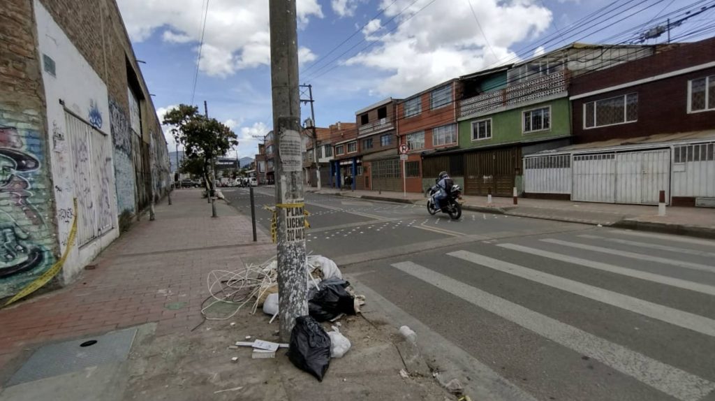 Homicidio a puñal frente a colegio en el barrio Argelia Justo frente a un colegio distrital del barrio Argelia (Kennedy), una extraña y macabra muerte desoló al vecindario. Este lunes en la madrugada un hombre fue hallado con varias heridas de puñal sobre su cuerpo. Más tarde moriría sin llegar a dar testimonio de lo que ocurrió horas antes.
