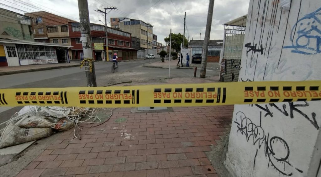 Homicidio a puñal frente a colegio en el barrio Argelia Justo frente a un colegio distrital del barrio Argelia (Kennedy), una extraña y macabra muerte desoló al vecindario. Este lunes en la madrugada un hombre fue hallado con varias heridas de puñal sobre su cuerpo. Más tarde moriría sin llegar a dar testimonio de lo que ocurrió horas antes.