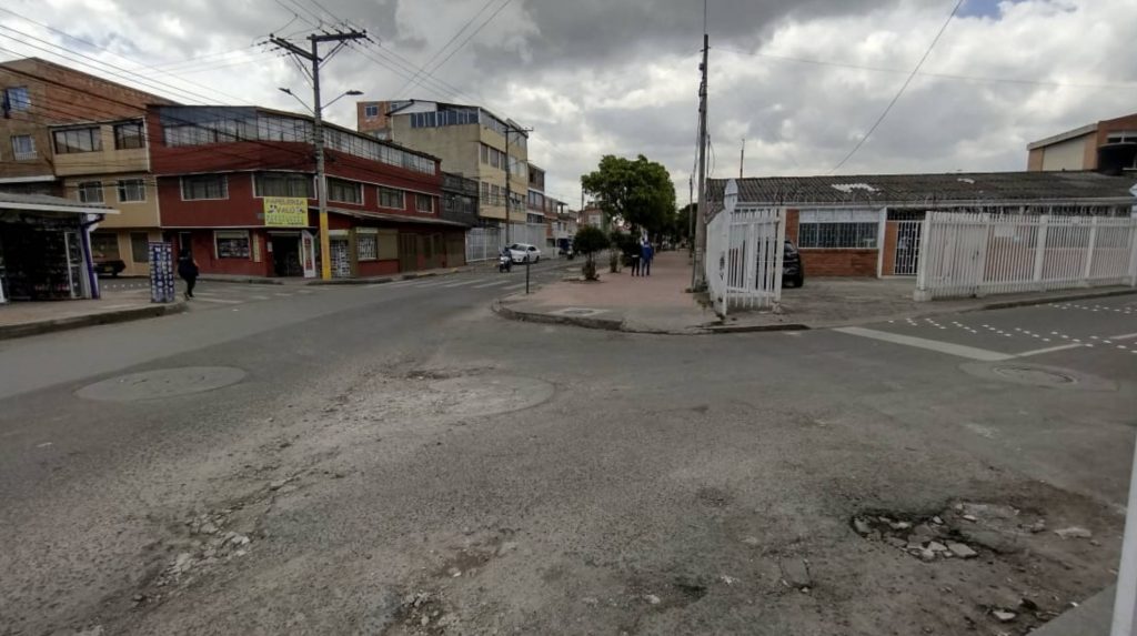 Homicidio a puñal frente a colegio en el barrio Argelia Justo frente a un colegio distrital del barrio Argelia (Kennedy), una extraña y macabra muerte desoló al vecindario. Este lunes en la madrugada un hombre fue hallado con varias heridas de puñal sobre su cuerpo. Más tarde moriría sin llegar a dar testimonio de lo que ocurrió horas antes.