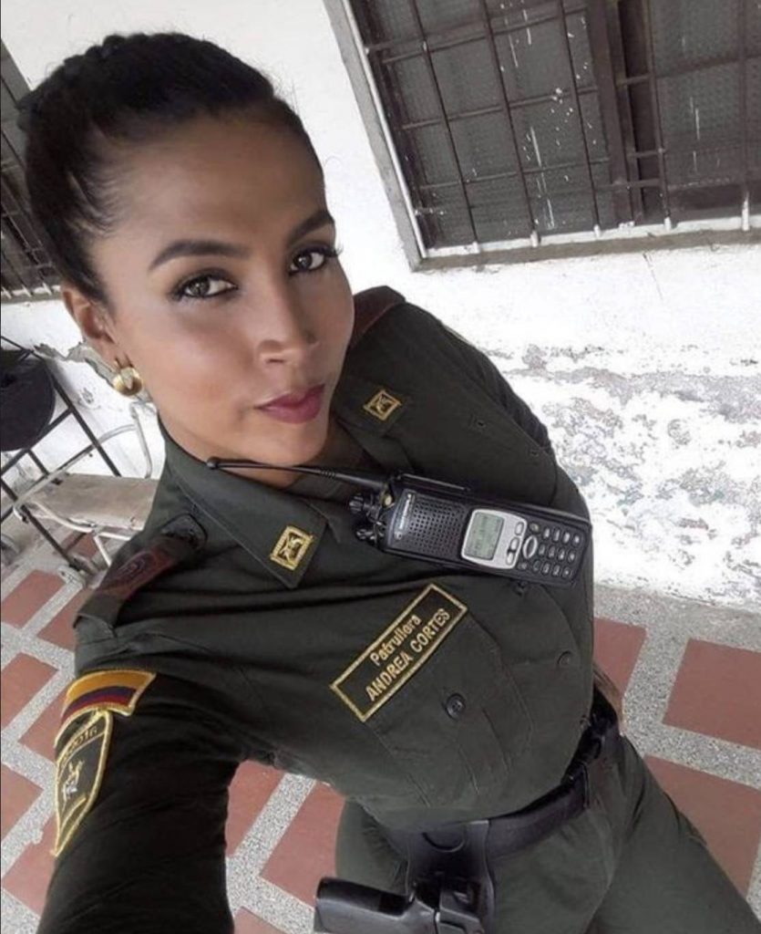 Entre lágrimas, la destituida patrullera Cortés se defendió 1 Entre lágrimas, la destituida patrullera Cortés se defendió Andrea Cortés Guarín, la primera policía transgénero del país, habló a través de su Instagram tras verse involucrada en un robo, y posteriormente ser destituida e inhabilitada por 11 años en la institución.