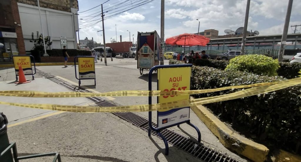 En bomba de gasolina de Patio Bonito sicario acabó con bicitaxista Lo último que hizo Rafael José Navas Cardozo antes de ser asesinado en una bomba de tanqueo fue pedir 2.000 pesos de gasolina para tanquear su bicitaxi. Así lo hacía cada noche para llenar su vehículo con el combustible y así seguir transportando gente de un lado a otro.