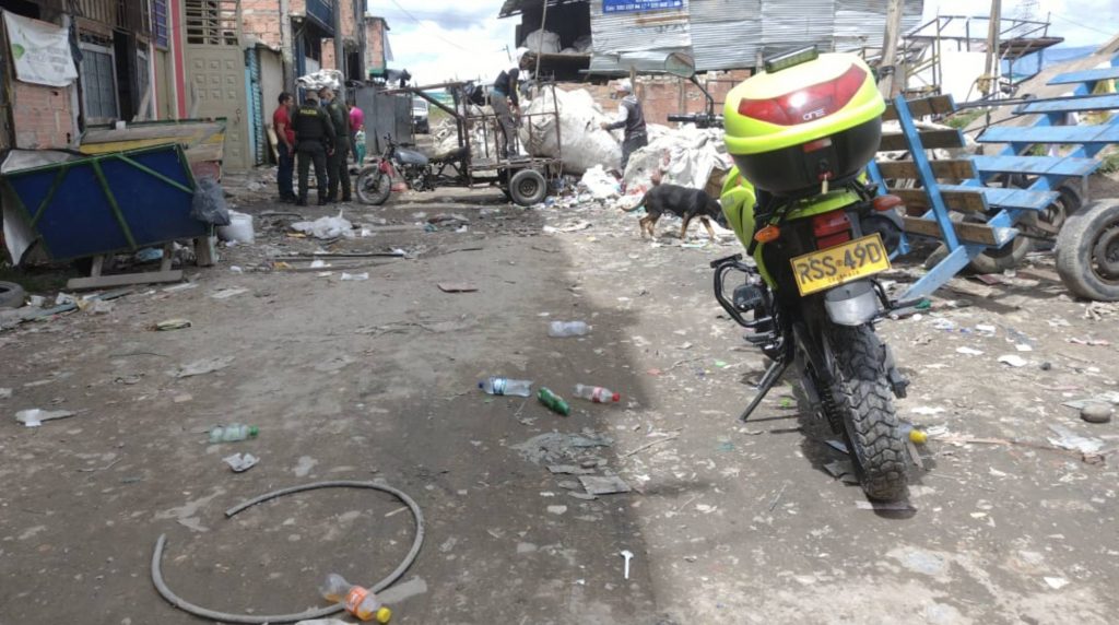 A bala mataron a joven en zona de reciclaje de Kennedy La sangre de un joven reciclador seguía tiñendo la arena de una cuadra del barrio El Jazmín, de un rojo carmesí, a un día de su muerte. Tras un ataque a quemarropa le arrebataron la vida la tarde del miércoles al muchacho, apenas a unos diez pasos de donde otro joven colega fue asesinado de la misma manera el pasado 15 de agosto.