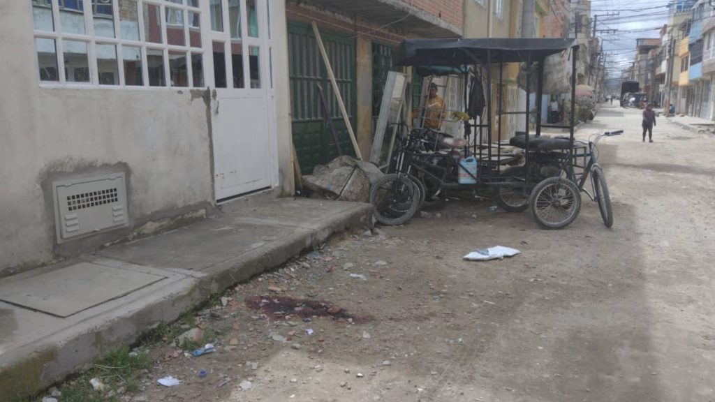 A bala mataron a joven en zona de reciclaje de Kennedy La sangre de un joven reciclador seguía tiñendo la arena de una cuadra del barrio El Jazmín, de un rojo carmesí, a un día de su muerte. Tras un ataque a quemarropa le arrebataron la vida la tarde del miércoles al muchacho, apenas a unos diez pasos de donde otro joven colega fue asesinado de la misma manera el pasado 15 de agosto.