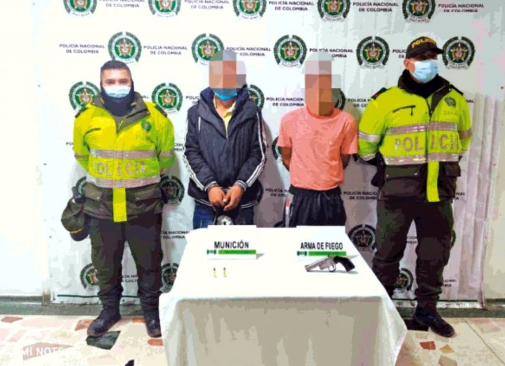 A bala mataron a joven en zona de reciclaje de Kennedy La sangre de un joven reciclador seguía tiñendo la arena de una cuadra del barrio El Jazmín, de un rojo carmesí, a un día de su muerte. Tras un ataque a quemarropa le arrebataron la vida la tarde del miércoles al muchacho, apenas a unos diez pasos de donde otro joven colega fue asesinado de la misma manera el pasado 15 de agosto.