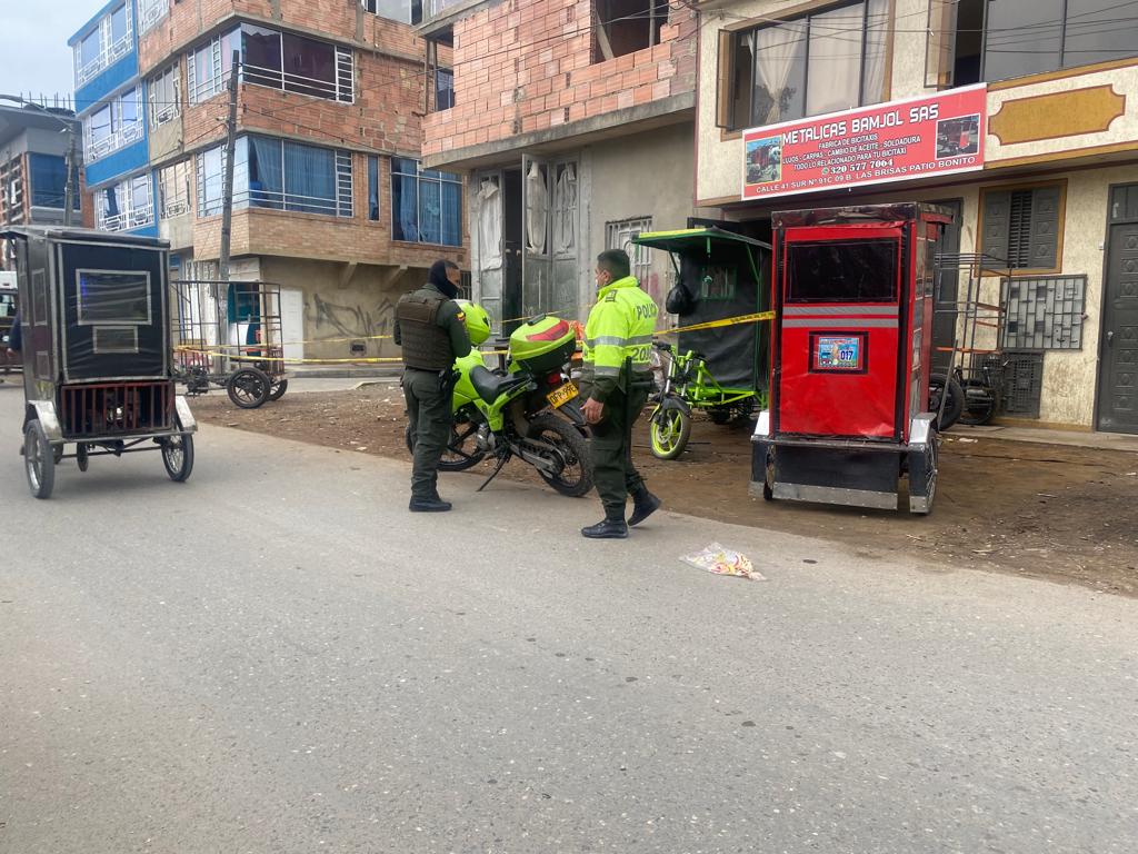 Balean a bicitaxista mientras arreglaba su vehículo 2 Balean a bicitaxista mientras arreglaba su vehículo Al sicario de Richard Andrés Zuleta no le bastó con dispararle una vez en la cabeza, sino que apenas vio que el cuerpo del joven cayó desplomado boca arriba se le acercó nuevamente. El asesino, con sevicia y mirándolo a los ojos, volvió apretar el gatillo al mismo tiempo que le apuntaba en el rostro, propinándole un tiro más en un pómulo y así asegurando su muerte.
