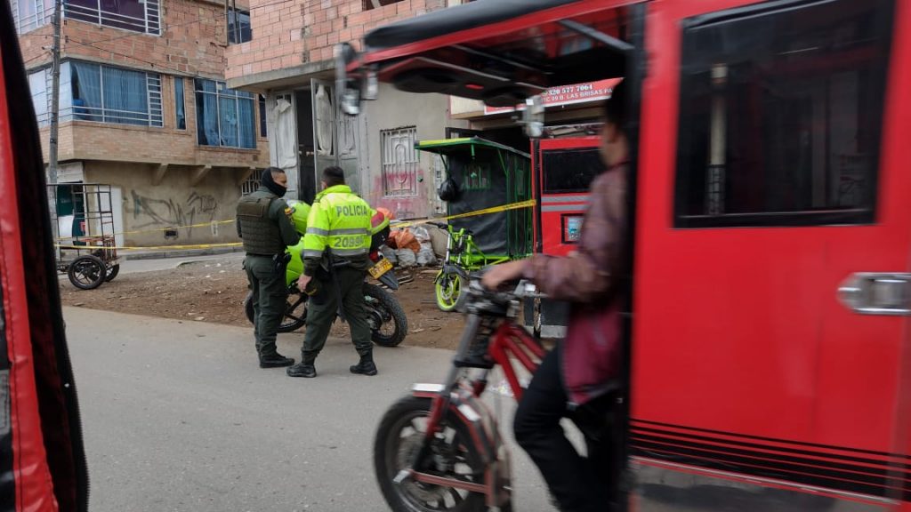 Balean a bicitaxista mientras arreglaba su vehículo 3 Balean a bicitaxista mientras arreglaba su vehículo Al sicario de Richard Andrés Zuleta no le bastó con dispararle una vez en la cabeza, sino que apenas vio que el cuerpo del joven cayó desplomado boca arriba se le acercó nuevamente. El asesino, con sevicia y mirándolo a los ojos, volvió apretar el gatillo al mismo tiempo que le apuntaba en el rostro, propinándole un tiro más en un pómulo y así asegurando su muerte.