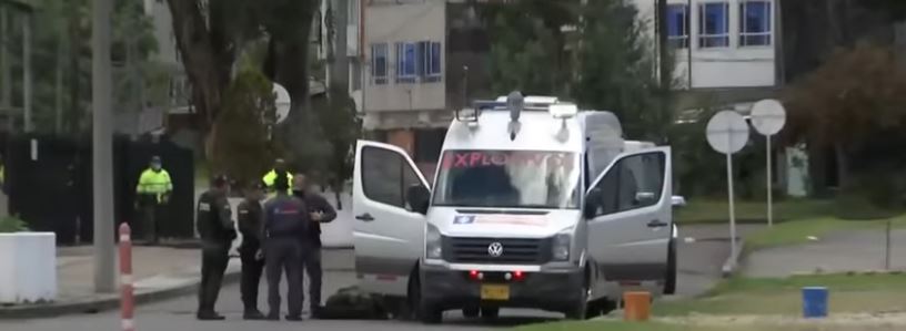 Falsa alarma de atentado en la embajada de Estados Unidos 2 Falsa alarma de atentado en la embajada de Estados Unidos Pasado el medio día de este viernes, las autoridades hicieron presencia en la Embajada de Estados Unidos que está ubicada en la Carrera 45 con Calle 24B, porque habían abandonado un vehículo en un parqueadero, lo que generó pánico en el sector pensando que podía tratarse de un atentado.