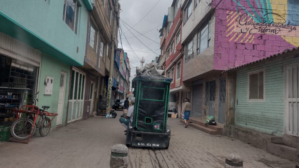 Ataque a plomo en el María Paz Sobrevivir a un atentado en el renombrado barrio María Paz debería ser toda una proeza, pues los ataques que allí se presentan cada semana acaban regularmente en muerte. Este es el caso de un habitante de este sector, quien sobrevivió a un fuerte ataque a plomo que se presentó en una de las calles principales, aledañas a los muros elevados que encierran la Central de Abastos.