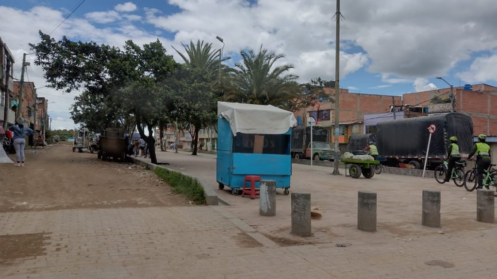 El hecho ocurrió en el barrio 'El Triunfo' de Kennedy 1 El hecho ocurrió en el barrio 'El Triunfo' de Kennedy Con el rostro bañado por las lágrimas, el corazón que todavía le palpitaba a mil en la parte izquierda del pecho y la horrible sensación de que se le iba la vida, una mujer sostenía en el suelo con ambas manos el cuerpo de su hijo, quien minutos antes había sido baleado por dos sicarios cuando caminaba solitario por una ciclorruta.