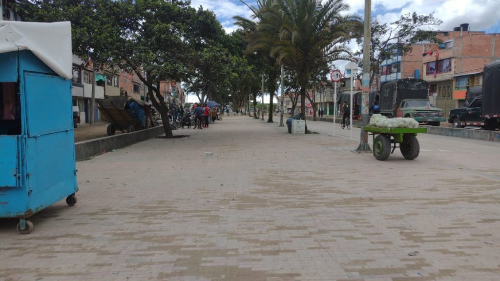 El hecho ocurrió en el barrio 'El Triunfo' de Kennedy 3 El hecho ocurrió en el barrio 'El Triunfo' de Kennedy Con el rostro bañado por las lágrimas, el corazón que todavía le palpitaba a mil en la parte izquierda del pecho y la horrible sensación de que se le iba la vida, una mujer sostenía en el suelo con ambas manos el cuerpo de su hijo, quien minutos antes había sido baleado por dos sicarios cuando caminaba solitario por una ciclorruta.
