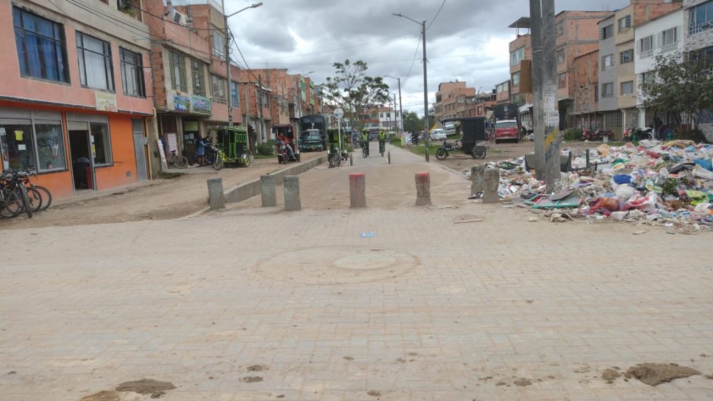 El hecho ocurrió en el barrio 'El Triunfo' de Kennedy 2 El hecho ocurrió en el barrio 'El Triunfo' de Kennedy Con el rostro bañado por las lágrimas, el corazón que todavía le palpitaba a mil en la parte izquierda del pecho y la horrible sensación de que se le iba la vida, una mujer sostenía en el suelo con ambas manos el cuerpo de su hijo, quien minutos antes había sido baleado por dos sicarios cuando caminaba solitario por una ciclorruta.