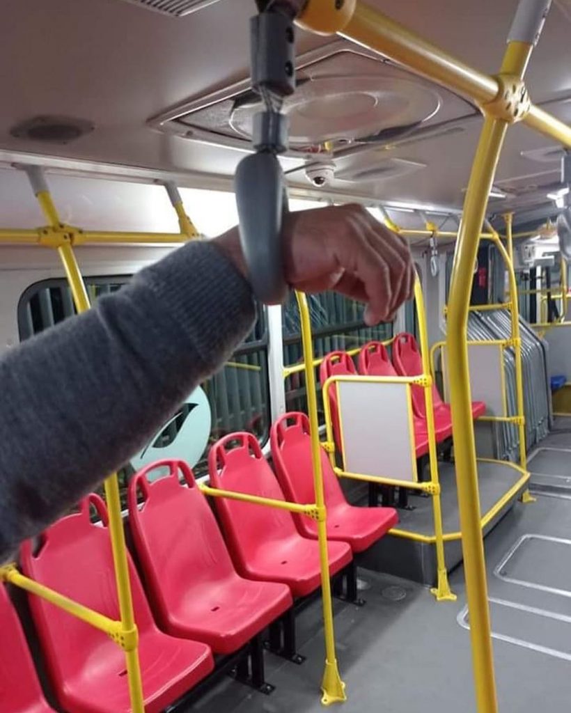 Bomberos lo liberaron tras quedar atrapado en manija de bus 1 Bomberos lo liberaron tras quedar atrapado en manija de bus Lo que parecía ser un chiste terminó siendo una insólita realidad. En las últimas horas en redes sociales rodaron un par de fotografías en las que se veía a un hombre atorado en la manija de un bus de TransMilenio, y aunque se pensó que era una broma, terminó siendo una emergencia real.