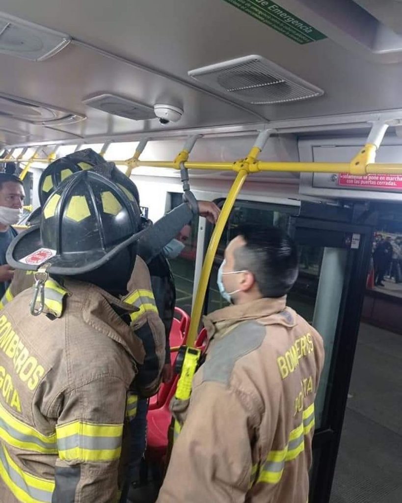 Bomberos lo liberaron tras quedar atrapado en manija de bus 2 Bomberos lo liberaron tras quedar atrapado en manija de bus Lo que parecía ser un chiste terminó siendo una insólita realidad. En las últimas horas en redes sociales rodaron un par de fotografías en las que se veía a un hombre atorado en la manija de un bus de TransMilenio, y aunque se pensó que era una broma, terminó siendo una emergencia real.