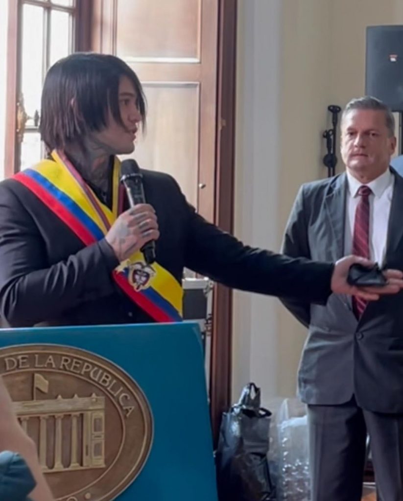 Yéferson Cossio, premiado en el Congreso por sus obras sociales 2 Yéferson Cossio, premiado en el Congreso por sus obras sociales Los influenciadores sin duda han revolucionado al mundo digital, y es que hay unos que sobresalen por cumplir retos que no muchas personas se atreverían; tal es el caso de Yéferson Cossio, que muchos lo recuerdan por haberse puesto implantes mamarios.