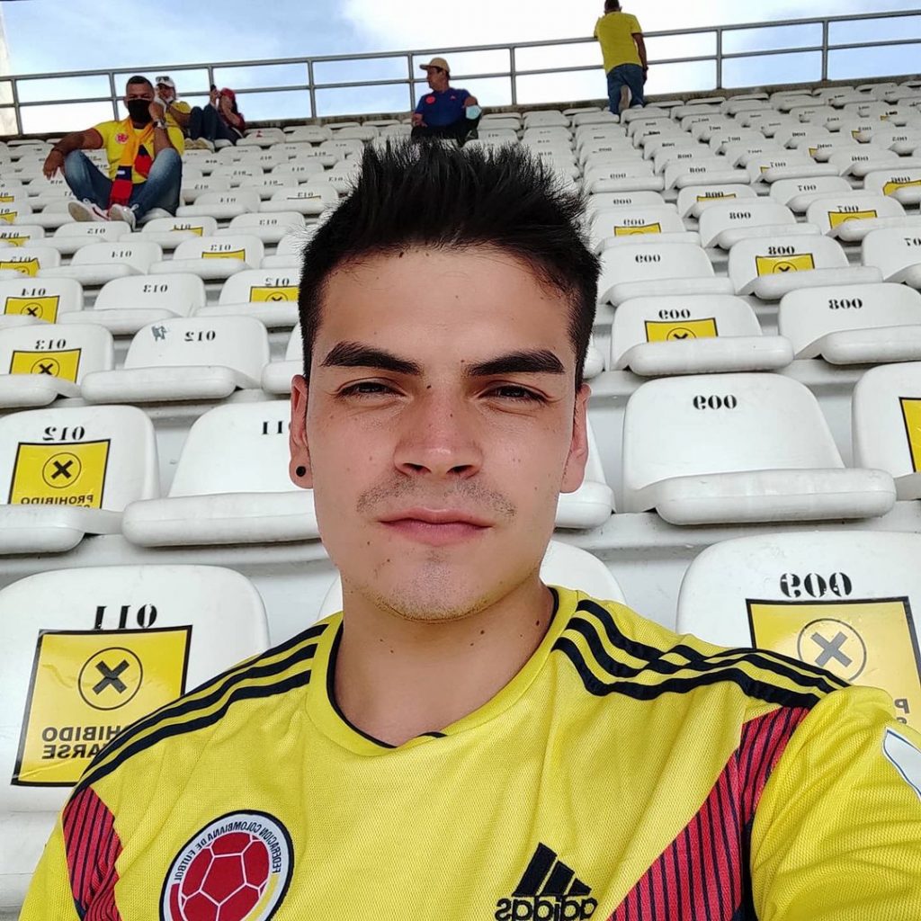 En la ciclorruta hallan el cuchillo con que habrían atacado a Diego 3 En la ciclorruta hallan el cuchillo con que habrían atacado a Diego Una pista muy importante para esclarecer el repudiable homicidio del joven Diego Cardozo, asesinado en medio del robo a su bicicleta en la ciclorruta de la Calle 26, ya está en poder de las autoridades. Se trata del cuchillo con el que fue atacado.