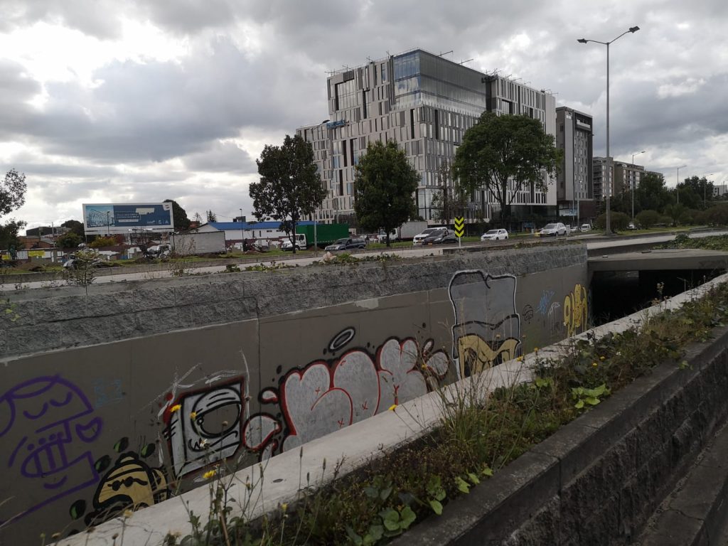 Por robarle la bicicleta, asesinaron a Diego en la ciclorruta Los constantes robos a ciclistas son uno de los principales dolores de cabeza en Bogotá, pero lo más triste y lamentable de esta situación de inseguridad es que los delincuentes, no contentos con cometer este delito, sean tan infames y capaces de matar a sangre fría. En esta ocasión los criminales acabaron con la vida de un joven de tan solo 25 años en la ciclorruta del barrio Normandía (Engativá).