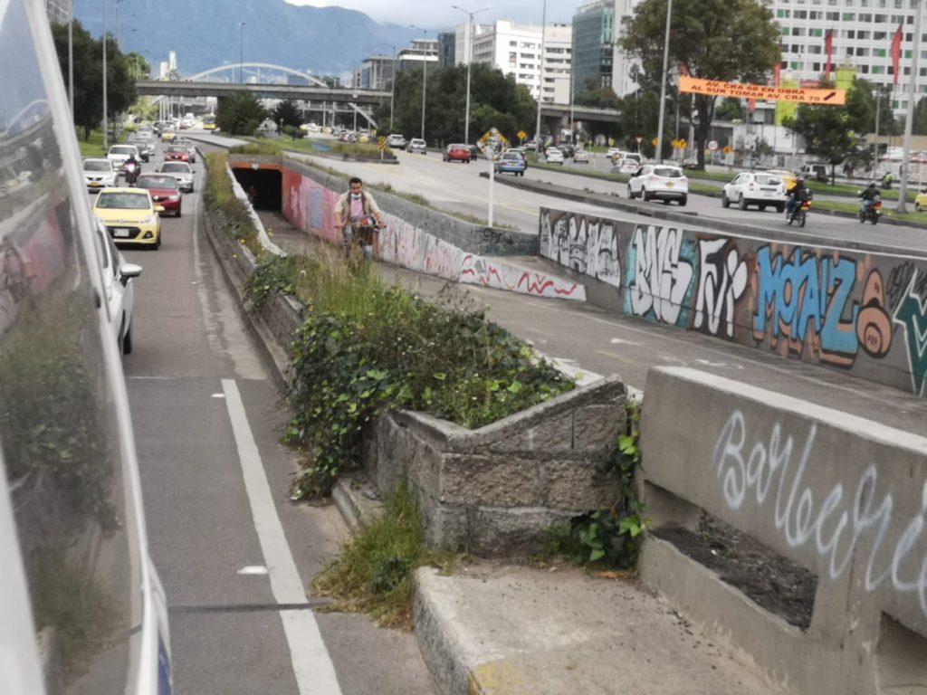 Por robarle la bicicleta, asesinaron a Diego en la ciclorruta Los constantes robos a ciclistas son uno de los principales dolores de cabeza en Bogotá, pero lo más triste y lamentable de esta situación de inseguridad es que los delincuentes, no contentos con cometer este delito, sean tan infames y capaces de matar a sangre fría. En esta ocasión los criminales acabaron con la vida de un joven de tan solo 25 años en la ciclorruta del barrio Normandía (Engativá).