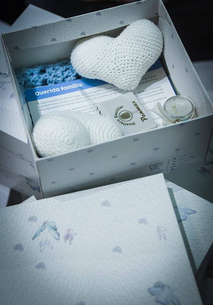 Las 'Cajas de memoria' ayudan a enfrentar el duelo neonatal y gestacional 2 Las 'Cajas de memoria' ayudan a enfrentar el duelo neonatal y gestacional Dentro de la estrategia de Nacimiento Humanizado, la Subred Integrada de Servicios de Salud Norte de la Secretaría de Salud de Bogotá realizó un convenio con la JIC Fundación para abordar el duelo de las mujeres que pierden a sus hijos durante la gestación o primeros días de vida.