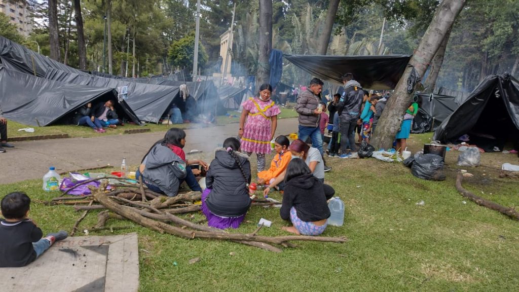 Personería hace un llamado al diálogo entre indígenas y Alcaldía 1 Personería hace un llamado al diálogo entre indígenas y Alcaldía Desde hace semanas un nutrido grupo de integrantes de la comunidad indígena Embera se asentó en el Parque Nacional de Bogotá con el fin de mostrar su descontento con las políticas del gobierno. Una situación que, aún no ha sido resuelta del todo por la Alcaldía Mayor y en la que hoy medió la Personería de Bogotá.