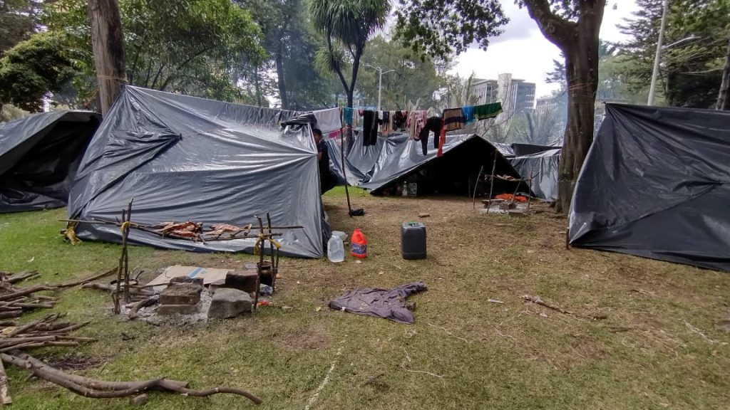 Personería hace un llamado al diálogo entre indígenas y Alcaldía 4 Personería hace un llamado al diálogo entre indígenas y Alcaldía Desde hace semanas un nutrido grupo de integrantes de la comunidad indígena Embera se asentó en el Parque Nacional de Bogotá con el fin de mostrar su descontento con las políticas del gobierno. Una situación que, aún no ha sido resuelta del todo por la Alcaldía Mayor y en la que hoy medió la Personería de Bogotá.
