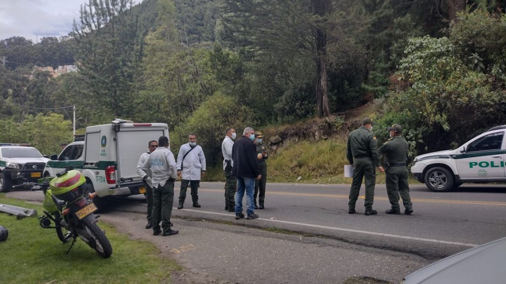 En inspección a escena, criminales asesinan a un agente de la Sijin 3 En inspección a escena, criminales asesinan a un agente de la Sijin Hace apenas un par de días se conoció sobre el homicidio de un hombre en los cerros orientales de Bogotá, por cuenta de un robo; ahora, hace pocos minutos se confirmó el asesinato de otro hombre en inmediaciones de este mismo sector, pero esta vez en medio de una balacera.