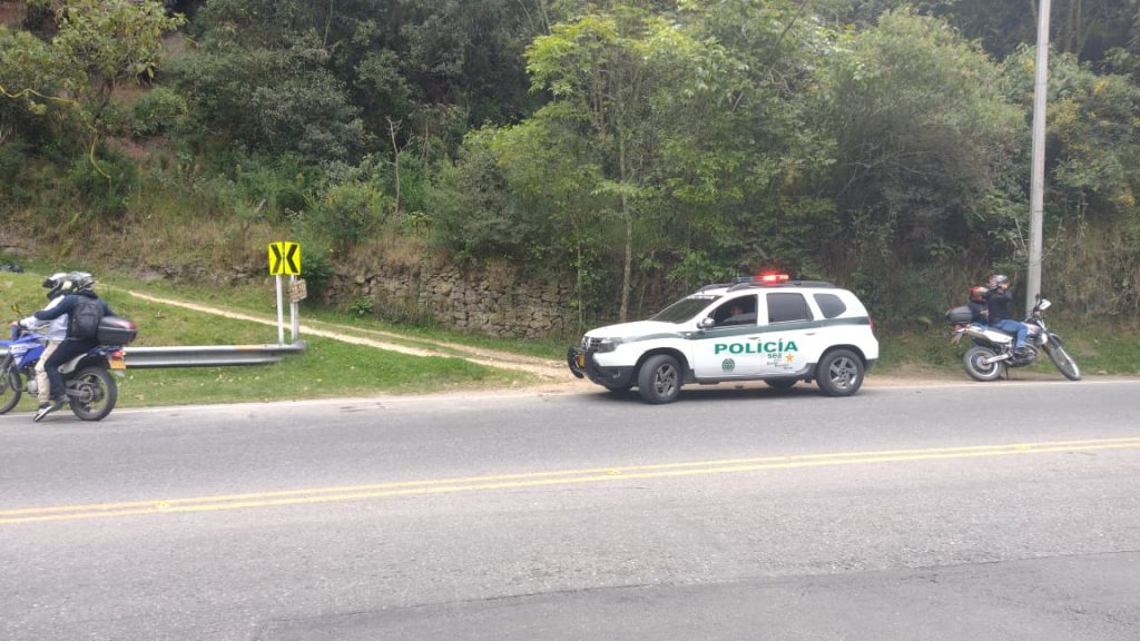 En inspección a escena, criminales asesinan a un agente de la Sijin 1 En inspección a escena, criminales asesinan a un agente de la Sijin Hace apenas un par de días se conoció sobre el homicidio de un hombre en los cerros orientales de Bogotá, por cuenta de un robo; ahora, hace pocos minutos se confirmó el asesinato de otro hombre en inmediaciones de este mismo sector, pero esta vez en medio de una balacera.