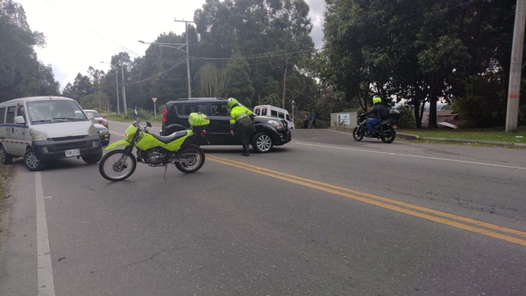 En inspección a escena, criminales asesinan a un agente de la Sijin 4 En inspección a escena, criminales asesinan a un agente de la Sijin Hace apenas un par de días se conoció sobre el homicidio de un hombre en los cerros orientales de Bogotá, por cuenta de un robo; ahora, hace pocos minutos se confirmó el asesinato de otro hombre en inmediaciones de este mismo sector, pero esta vez en medio de una balacera.