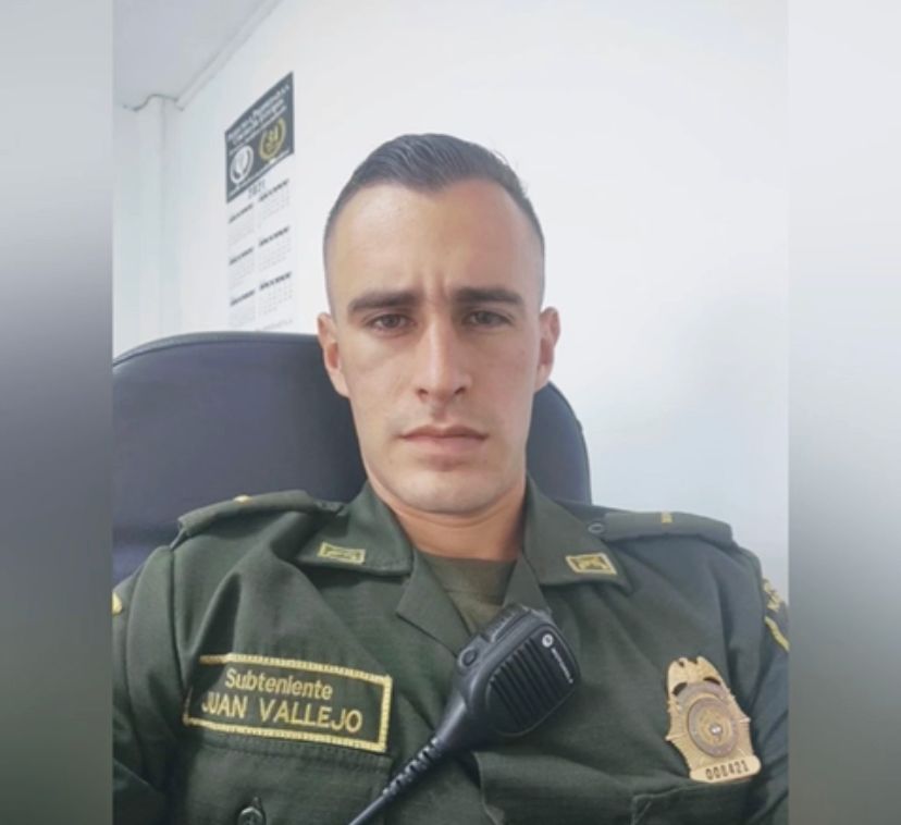 En libertad asesino de subteniente En las últimas horas y en una decisión de no creer, un juez declaró ilegal la captura del asesino del subteniente Juan Pablo Vallejo, ocurrido el pasado viernes, bajo el argumento que un&nbsp;policía lo golpeó en el procedimiento de captura. Cabe recordar que el uniformado fue asesinado en la parte alta de la Avenida Circunvalar, cerca al Parque Nacional, y ese mismo día se produjo la captura del sujeto.