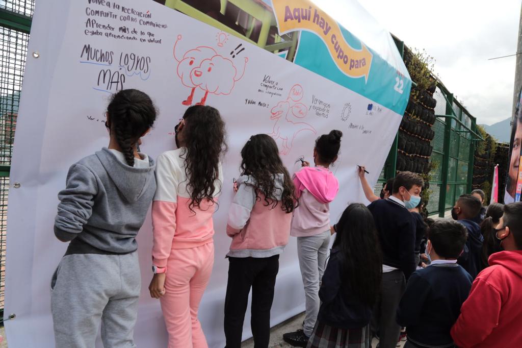 Empezó la temporada de matrículas en colegios distritales para el 2022 2 Empezó la temporada de matrículas en colegios distritales para el 2022 La Secretaría de Educación de Bogotá anunció que para la temporada escolar del próximo año ya se abrieron 97.905 cupos en las 20 localidades de la capital. Para estas inscripciones la entidad dijo que, cualquier habitante de Bogotá podrá matricularse sin importar la edad, condición migratoria, etnia, discapacidad o trastorno del aprendizaje.