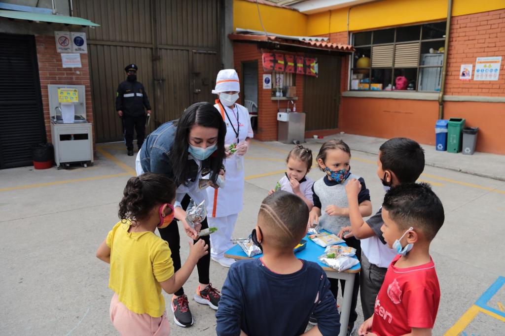 Empezó la temporada de matrículas en colegios distritales para el 2022 3 Empezó la temporada de matrículas en colegios distritales para el 2022 La Secretaría de Educación de Bogotá anunció que para la temporada escolar del próximo año ya se abrieron 97.905 cupos en las 20 localidades de la capital. Para estas inscripciones la entidad dijo que, cualquier habitante de Bogotá podrá matricularse sin importar la edad, condición migratoria, etnia, discapacidad o trastorno del aprendizaje.