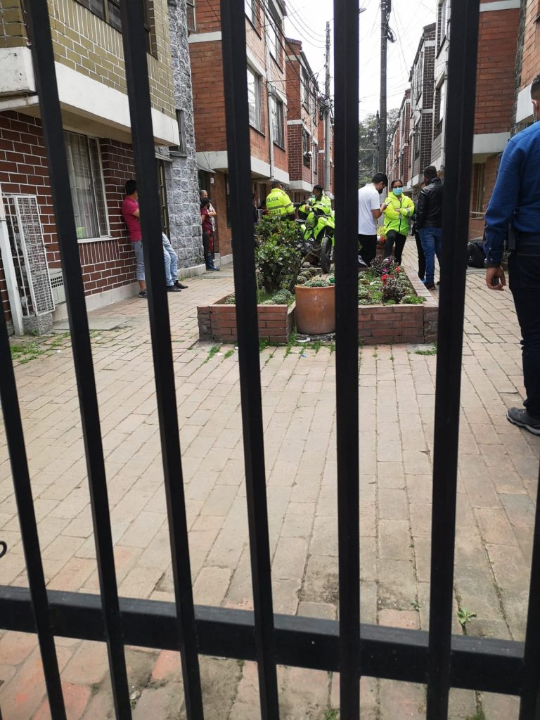 Encuentran a Jimmy muerto dentro de su vivienda en Suba Compartir “¡Virgen santísima, se murió el viejo Jimmy!”, exclamó perpleja una vecina del barrio Compartir, en Suba, al enterarse de la muerte del reconocido vecino de pelos grises, quien sentado sobre un sillón fue hallado el sábado sin vida y en terrible estado.