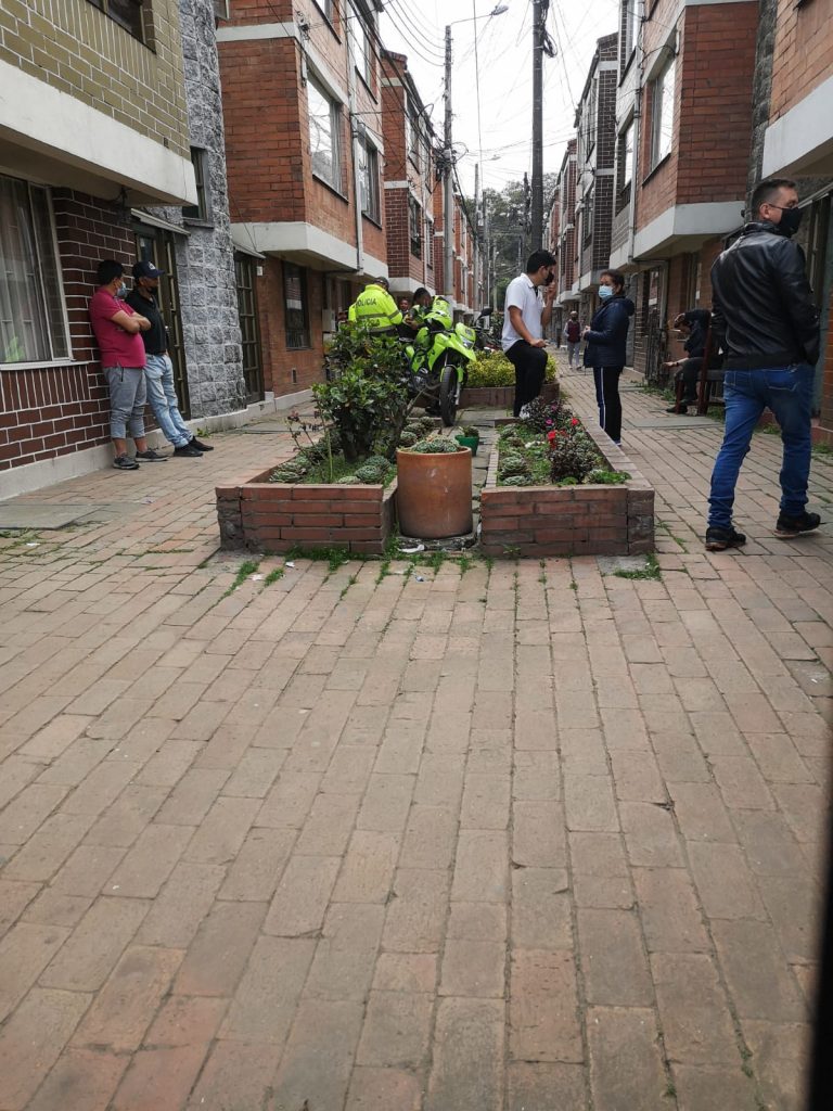 Encuentran a Jimmy muerto dentro de su vivienda en Suba Compartir “¡Virgen santísima, se murió el viejo Jimmy!”, exclamó perpleja una vecina del barrio Compartir, en Suba, al enterarse de la muerte del reconocido vecino de pelos grises, quien sentado sobre un sillón fue hallado el sábado sin vida y en terrible estado.
