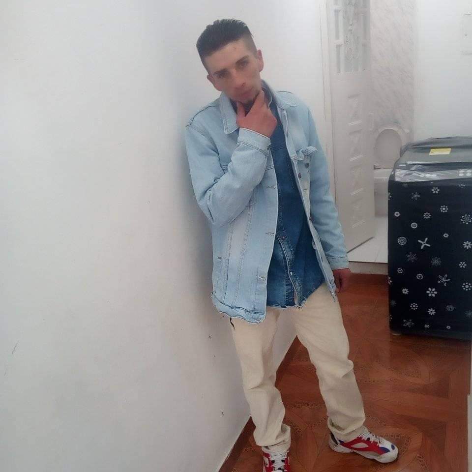 Matan en presunta riña a Jahir en El Paraíso La madrugada es la hora preferida por los criminales que salen a las calles de Bogotá y hacen de las suyas. La soledad y la oscuridad es un escenario casi perfecto para sacar sus armas y delinquir. En esta oportunidad, un joven de 26 años fue vilmente asesinado en una cuadra del barrio El Paraíso, en Ciudad Bolívar.