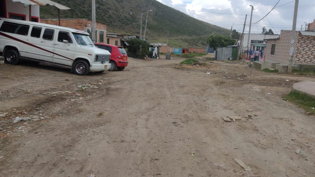 Matan en presunta riña a Jahir en El Paraíso La madrugada es la hora preferida por los criminales que salen a las calles de Bogotá y hacen de las suyas. La soledad y la oscuridad es un escenario casi perfecto para sacar sus armas y delinquir. En esta oportunidad, un joven de 26 años fue vilmente asesinado en una cuadra del barrio El Paraíso, en Ciudad Bolívar.