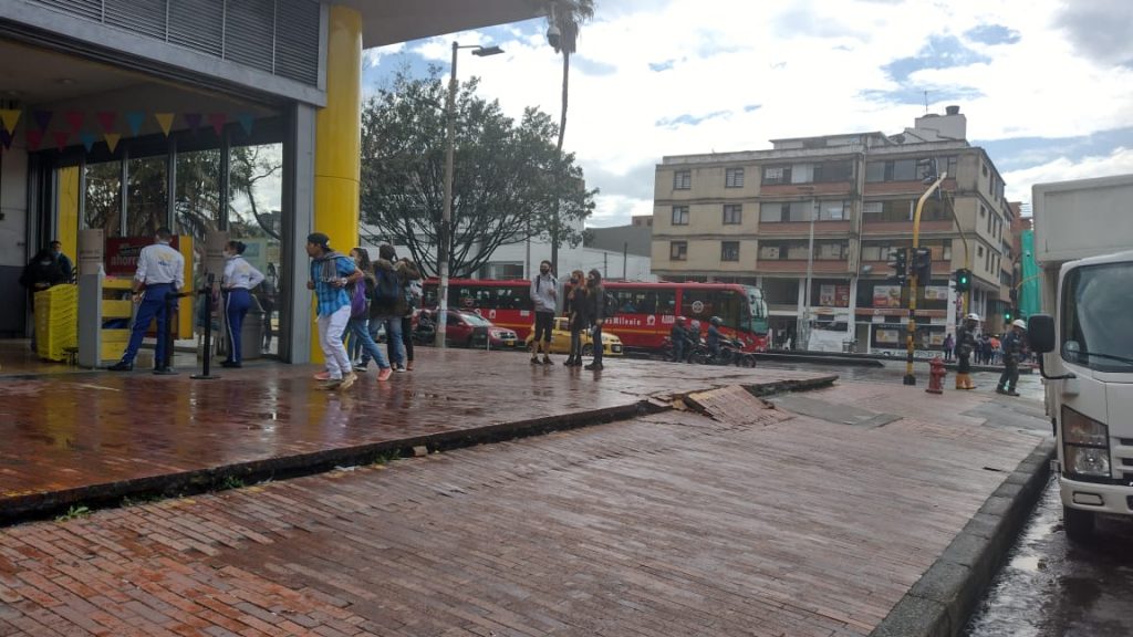 Asesinan a Santiago en Teusaquillo Dentro de todos los misterios que guarda la emblemática Avenida Caracas, la madrugada del sábado esta vía fue escenario de una muerte a puñal. La víctima fue Santiago Gutiérrez Mendoza, de 28 años de edad.