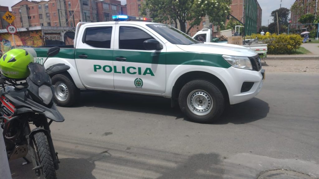 Encuentran a Jimmy muerto dentro de su vivienda en Suba Compartir “¡Virgen santísima, se murió el viejo Jimmy!”, exclamó perpleja una vecina del barrio Compartir, en Suba, al enterarse de la muerte del reconocido vecino de pelos grises, quien sentado sobre un sillón fue hallado el sábado sin vida y en terrible estado.