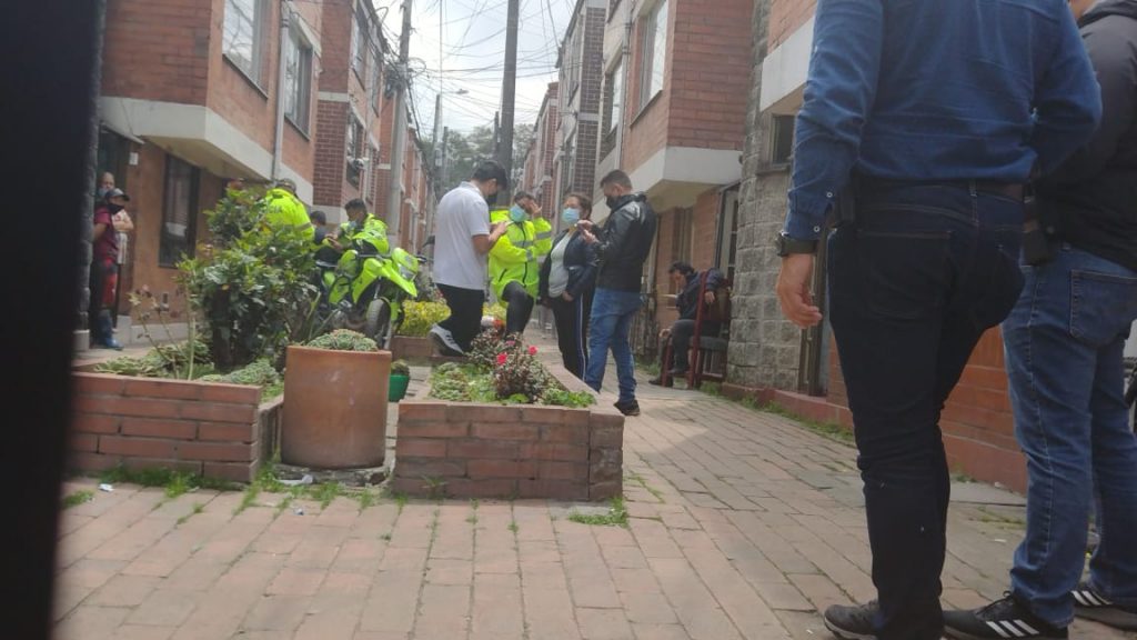 Encuentran a Jimmy muerto dentro de su vivienda en Suba Compartir “¡Virgen santísima, se murió el viejo Jimmy!”, exclamó perpleja una vecina del barrio Compartir, en Suba, al enterarse de la muerte del reconocido vecino de pelos grises, quien sentado sobre un sillón fue hallado el sábado sin vida y en terrible estado.