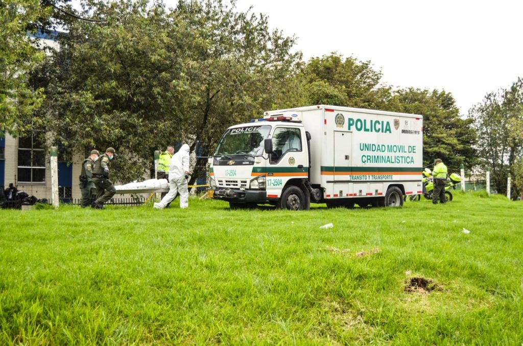 Encuentran el cuerpo de un hombre con signos de violencia en Suba 2 Encuentran el cuerpo de un hombre con signos de violencia en Suba En la mañana de ayer en el barrio Villa Elisa (Suba), las autoridades arribaron luego de que la comunidad les diera aviso sobre el hallazgo de un cuerpo en un potrero de este sector.