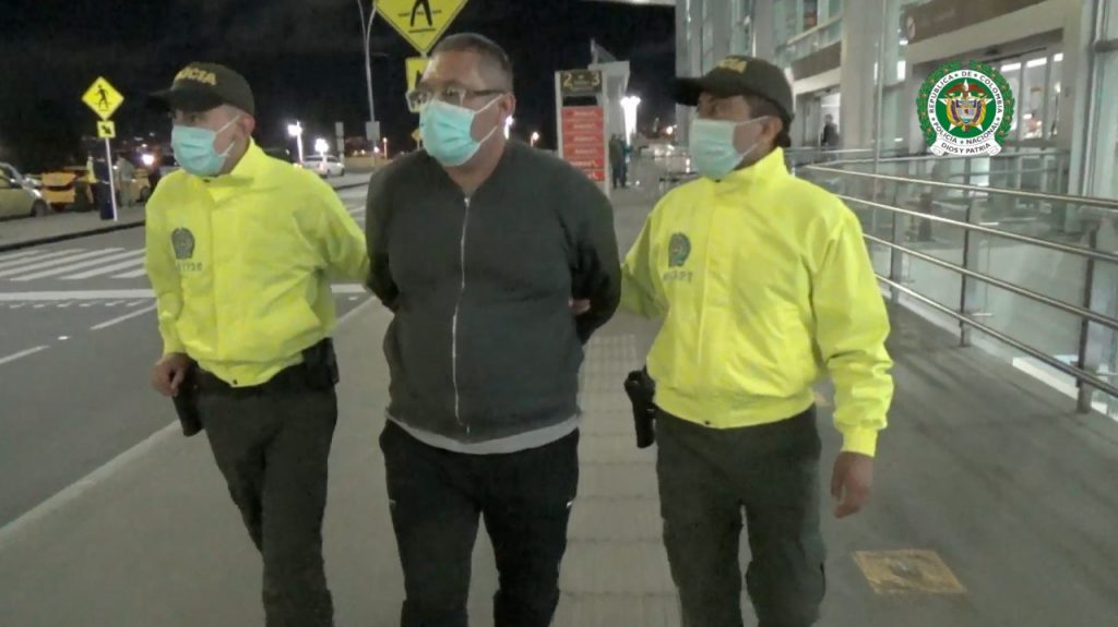 Por sus excentricidades en redes sociales cayó alias 'El Loco' 1 Por sus excentricidades en redes sociales cayó alias 'El Loco' Bien es sabido que en el mundo de los bandidos hay un código no escrito en el que se aboga, en la medida de lo posible, por la discreción y el bajo perfil. O al menos así era antes de las redes sociales, plataformas en las que hoy a la gran mayoría (los que tienen cómo) les encanta mostrar su vida de lujos y excentricidades.