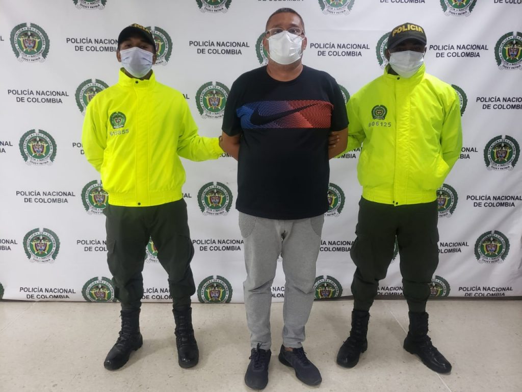 Por sus excentricidades en redes sociales cayó alias 'El Loco' 2 Por sus excentricidades en redes sociales cayó alias 'El Loco' Bien es sabido que en el mundo de los bandidos hay un código no escrito en el que se aboga, en la medida de lo posible, por la discreción y el bajo perfil. O al menos así era antes de las redes sociales, plataformas en las que hoy a la gran mayoría (los que tienen cómo) les encanta mostrar su vida de lujos y excentricidades.