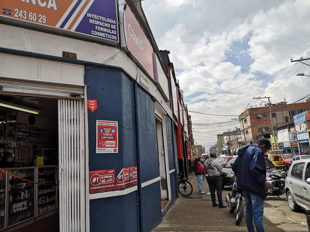 A las afueras de una droguería lo mataron a bala en La Estanzuela 1 A las afueras de una droguería lo mataron a bala en La Estanzuela En la noche del martes un ciudadano que acababa de comprar un multivitamínico en una droguería del barrio La Estanzuela (Los Mártires) fue vilmente asesinado en la entrada del local comercial. La situación generó pánico entre los ciudadanos del sector, que viven con los pelos de punta por la alta criminalidad que se registra en las calles.