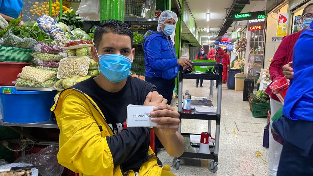 En Corabastos, Paloquemao y Las Ferias vacunarán contra el COVID 4 En Corabastos, Paloquemao y Las Ferias vacunarán contra el COVID Con el fin de brindar una mayor cobertura a la hora de proteger a la población vulnerable contra el COVID-19, la Secretaría de Salud de Bogotá comenzó desde este miércoles a implementar un nuevo plan de vacunación que se enfoca en tres plazas de mercado distritales.