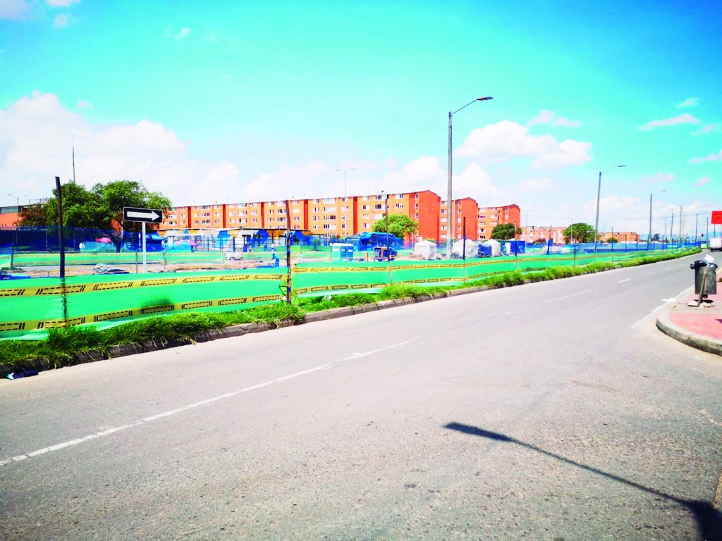 Hallan el cuerpo de un hombre en canal de Kennedy 1 Hallan el cuerpo de un hombre en canal de Kennedy En la mañana del miércoles, los habitantes del barrio Dindalito (Kennedy) se llevaron una terrible sorpresa cuando, de un momento a otro, empezaron a llegar policías y el cuerpo de criminalística. Nadie entendía qué estaba ocurriendo, pero rápidamente se fueron enterando de la presencia del cadáver de un hombre dentro del canal Villavicencio.Algunos se atrevieron a decir que este hombre había sido víctima de la delincuencia, que por estos lados no da tregua.