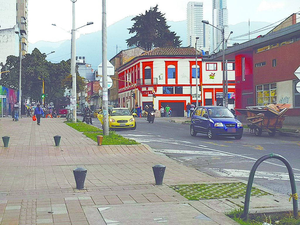 Adulto mayor murió en una calle del barrio Alameda 1 Adulto mayor murió en una calle del barrio Alameda La muerte sorprendió a un hombre de 74 años en la tarde del miércoles. Al parecer, había salido a reclamar su almuerzo en el barrio Alameda (Santa Fe), cuando de un momento a otro se desplomó sobre el asfalto, ante la mirada aterrada de los transeúntes que se desplazaban por esta zona.