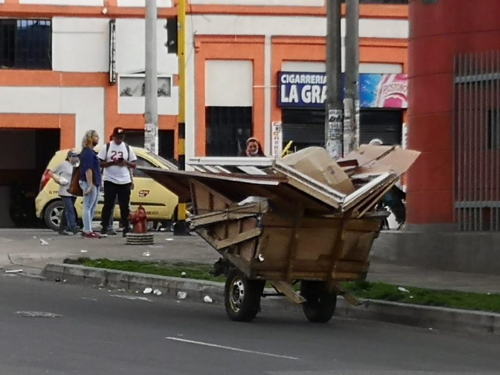 Adulto mayor murió en una calle del barrio Alameda 2 Adulto mayor murió en una calle del barrio Alameda La muerte sorprendió a un hombre de 74 años en la tarde del miércoles. Al parecer, había salido a reclamar su almuerzo en el barrio Alameda (Santa Fe), cuando de un momento a otro se desplomó sobre el asfalto, ante la mirada aterrada de los transeúntes que se desplazaban por esta zona.