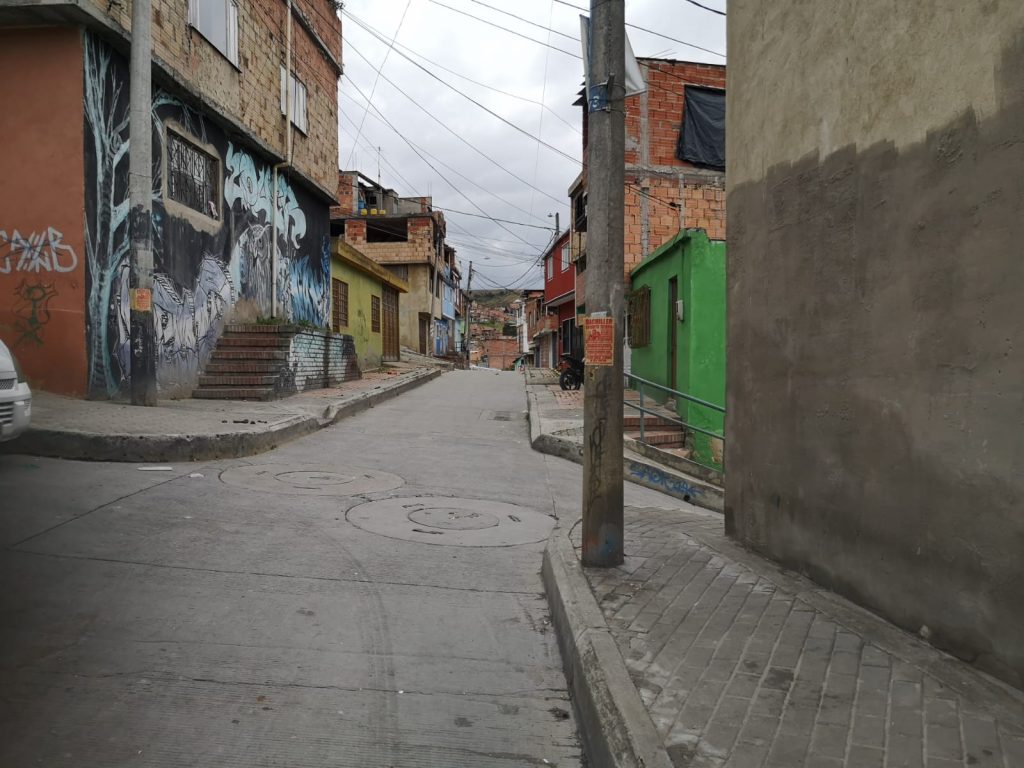 Matan a un hombre en el barrio Jerusalén Ayer los vecinos del barrio Jerusalén segundo sector (Ciudad Bolívar) quedaron consternados al escuchar que un hombre había sido apuñalado en una de las cuadras de su vecindario. Y es que, al igual que en otras partes de la capital, la noche es el escenario perfecto para que los criminales ataquen.
